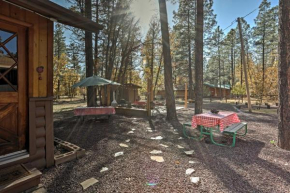 Cozy Pinetop Cabin with Patio in Woodland Lake Park!